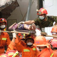 廢墟掩埋真情圖片照片_廢墟掩埋真情